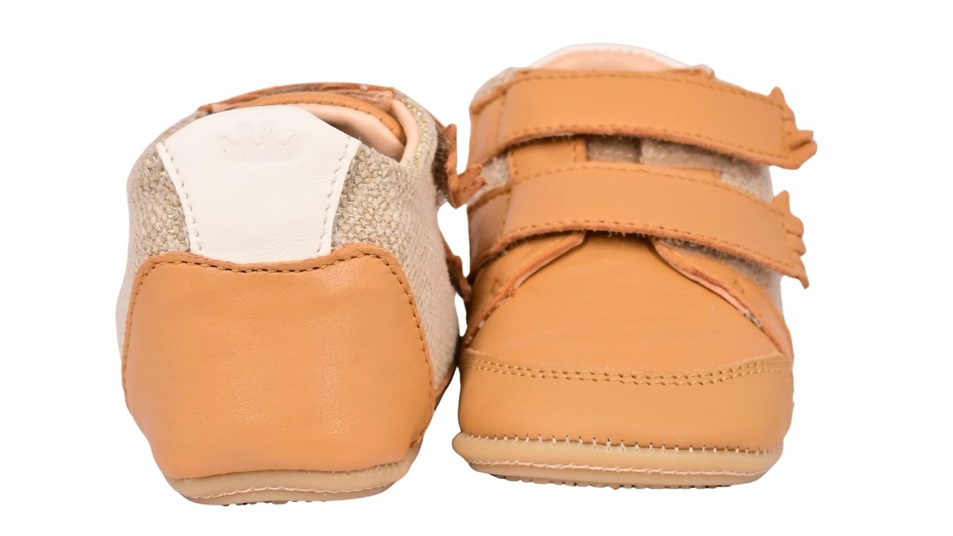 Kinder-Barfußschuh als Paar mit geschlossenem Fersenbereich und Klettverschluss. Rückansicht.