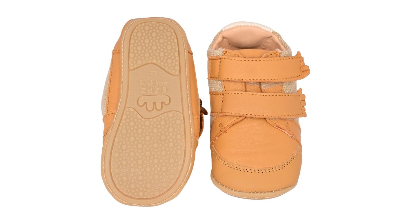 Kinder-Barfußschuh mit flexibler Sohle und flachem Sohlenprofil. Ansicht von unten.