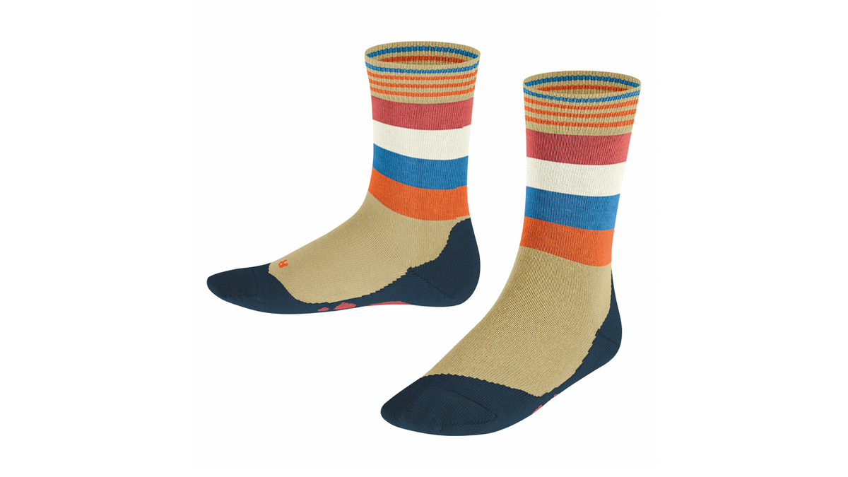 Kindersocken als Paar mit hohem Schaft und Streifenmuster, schräge Vorderansicht.