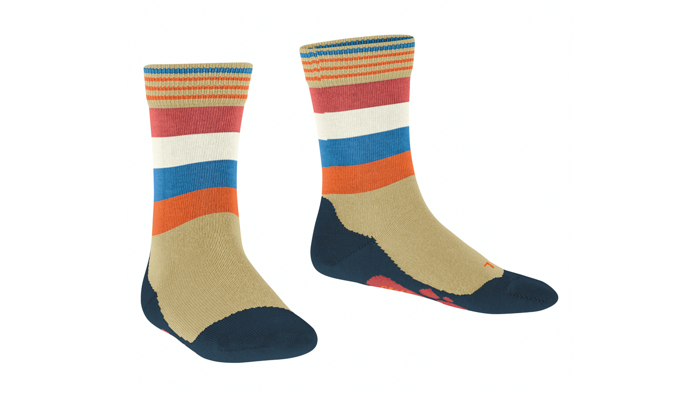 Kindersocken als Paar mit hohem Schaft und Streifenmuster, schräge Vorderansicht.