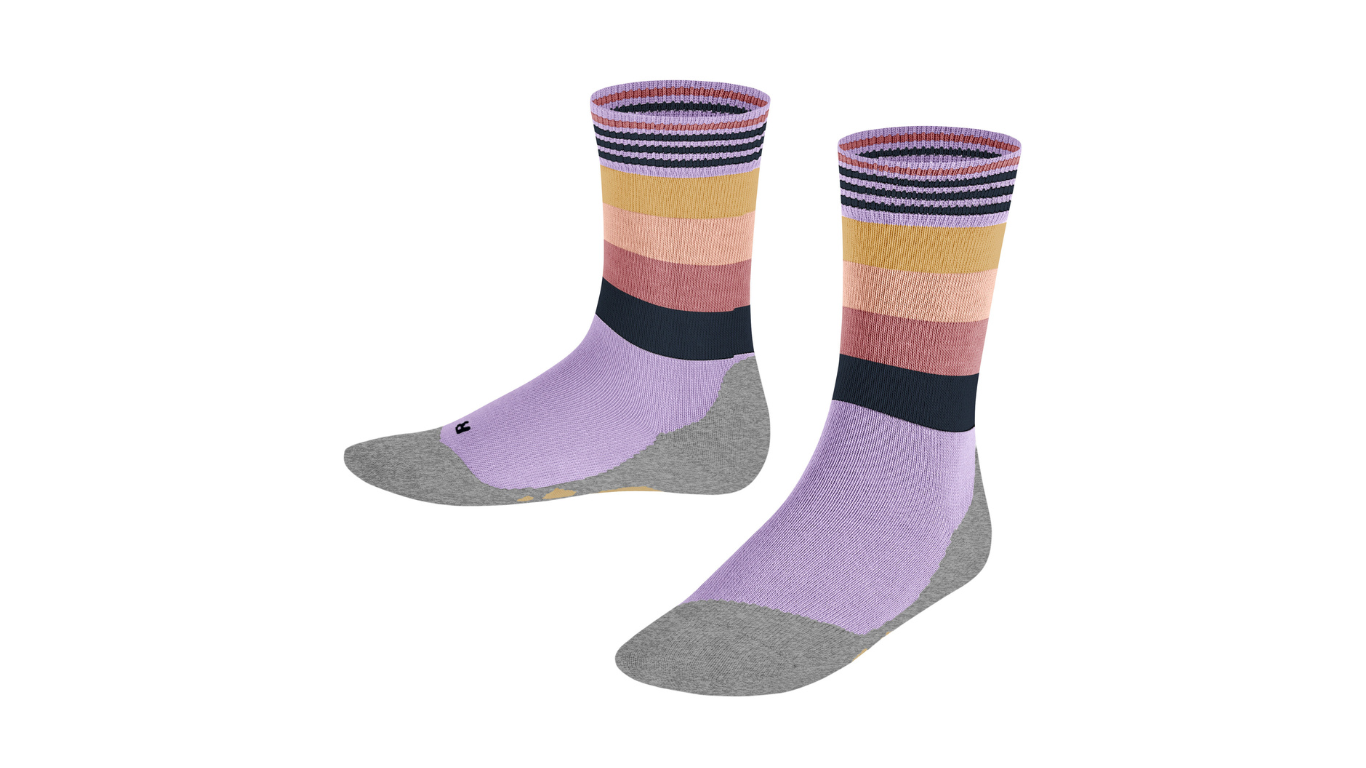 Kindersocken als Paar mit hohem Schaft und Streifenmuster, schräge Vorderansicht.