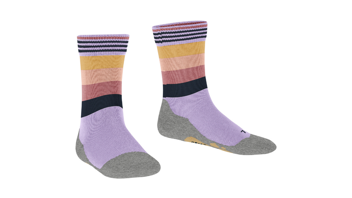 Kindersocken als Paar mit hohem Schaft und Streifenmuster, schräge Vorderansicht.
