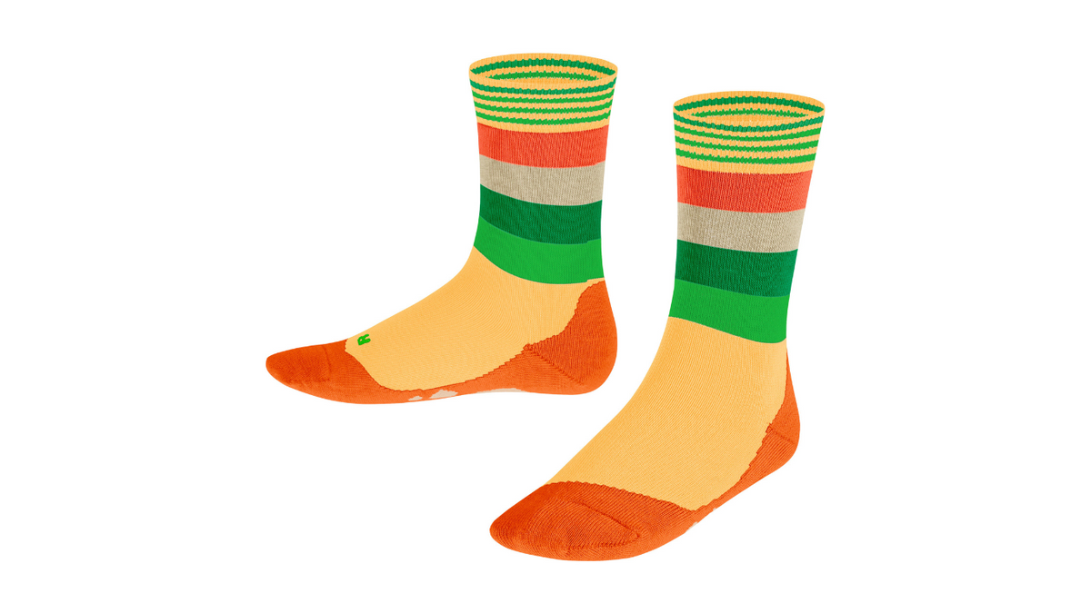 Kindersocken als Paar mit hohem Schaft und Streifenmuster, schräge Vorderansicht.