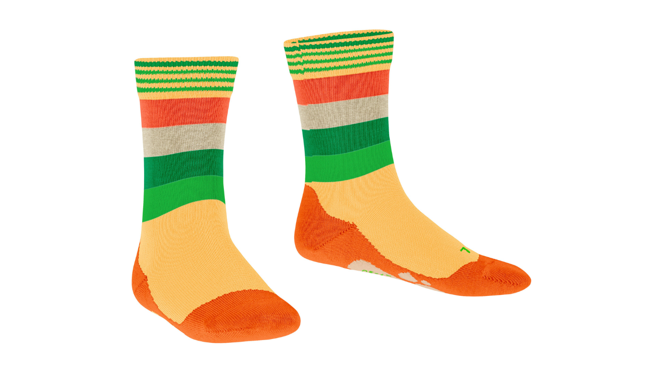 Kindersocken als Paar mit hohem Schaft und Streifenmuster, schräge Vorderansicht.