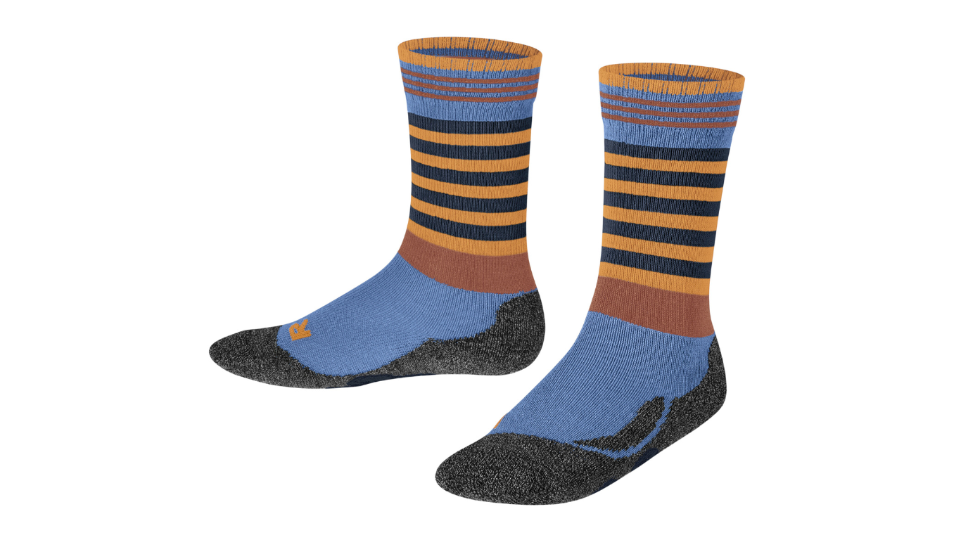 Kindersocken als Paar mit hohem Schaft und Streifenmuster, schräge Vorderansicht.