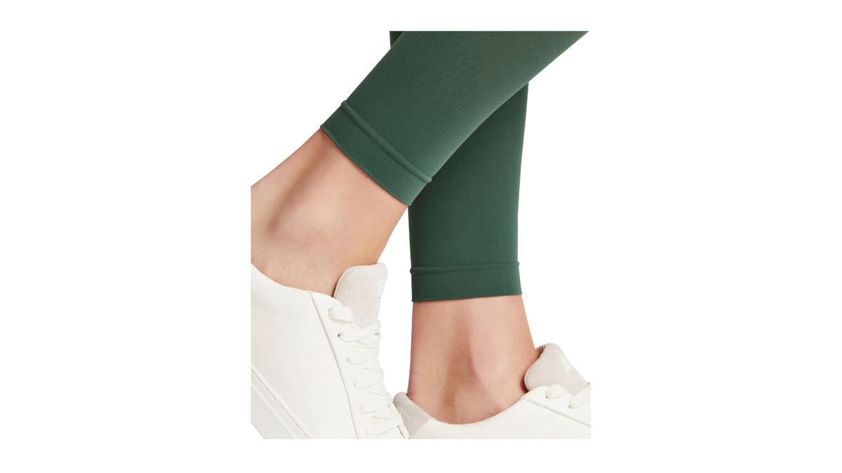 Damen-Leggings mit elastischem Bund getragen am Bein, Detailansicht.