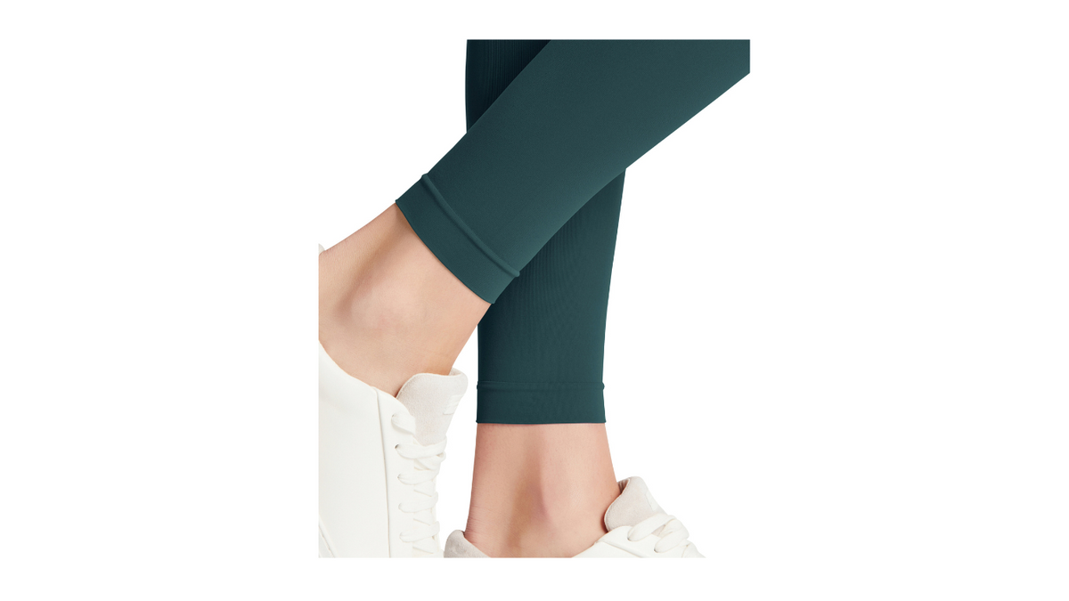 Damen-Leggings mit elastischem Bund getragen am Bein, Detailansicht.