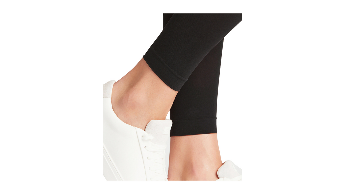 Damen-Leggings mit elastischem Bund getragen am Bein, Detailansicht.