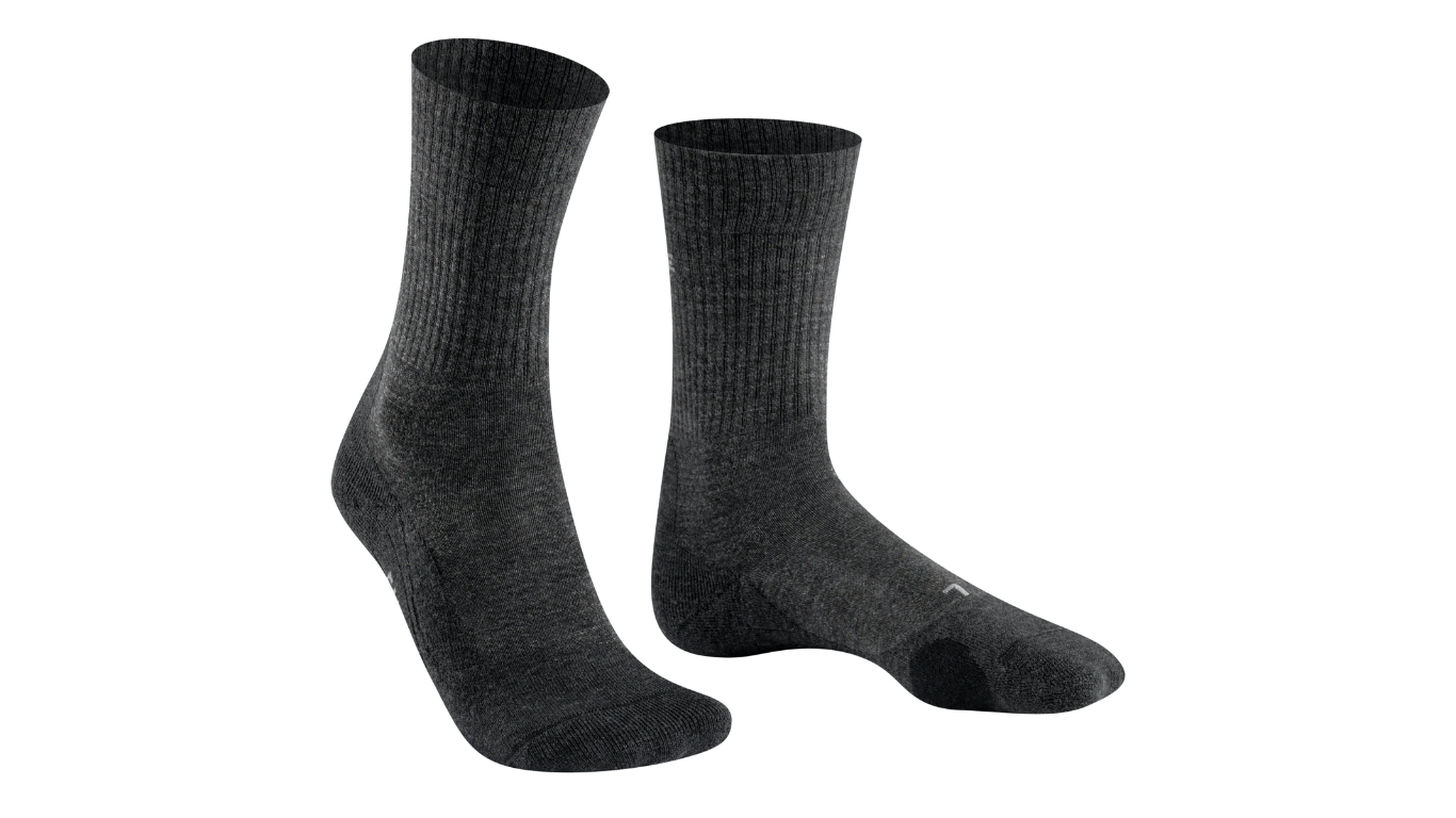 Socke als Paar mit mittelhohem Schaft, geschlossener Zehenpartie und geschlossenem Fersenbereich, schräge Vorderansicht.