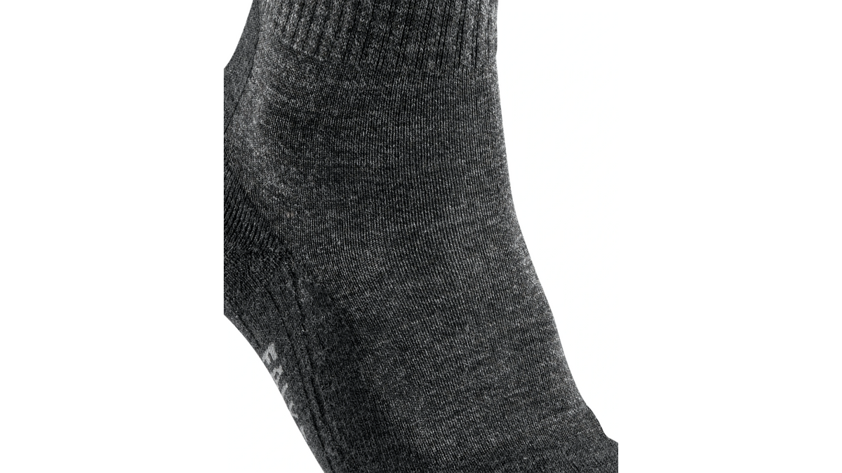 Socke mit mittelhohem Schaft, geschlossener Zehenpartie und geschlossenem Fersenbereich, Detailansicht.