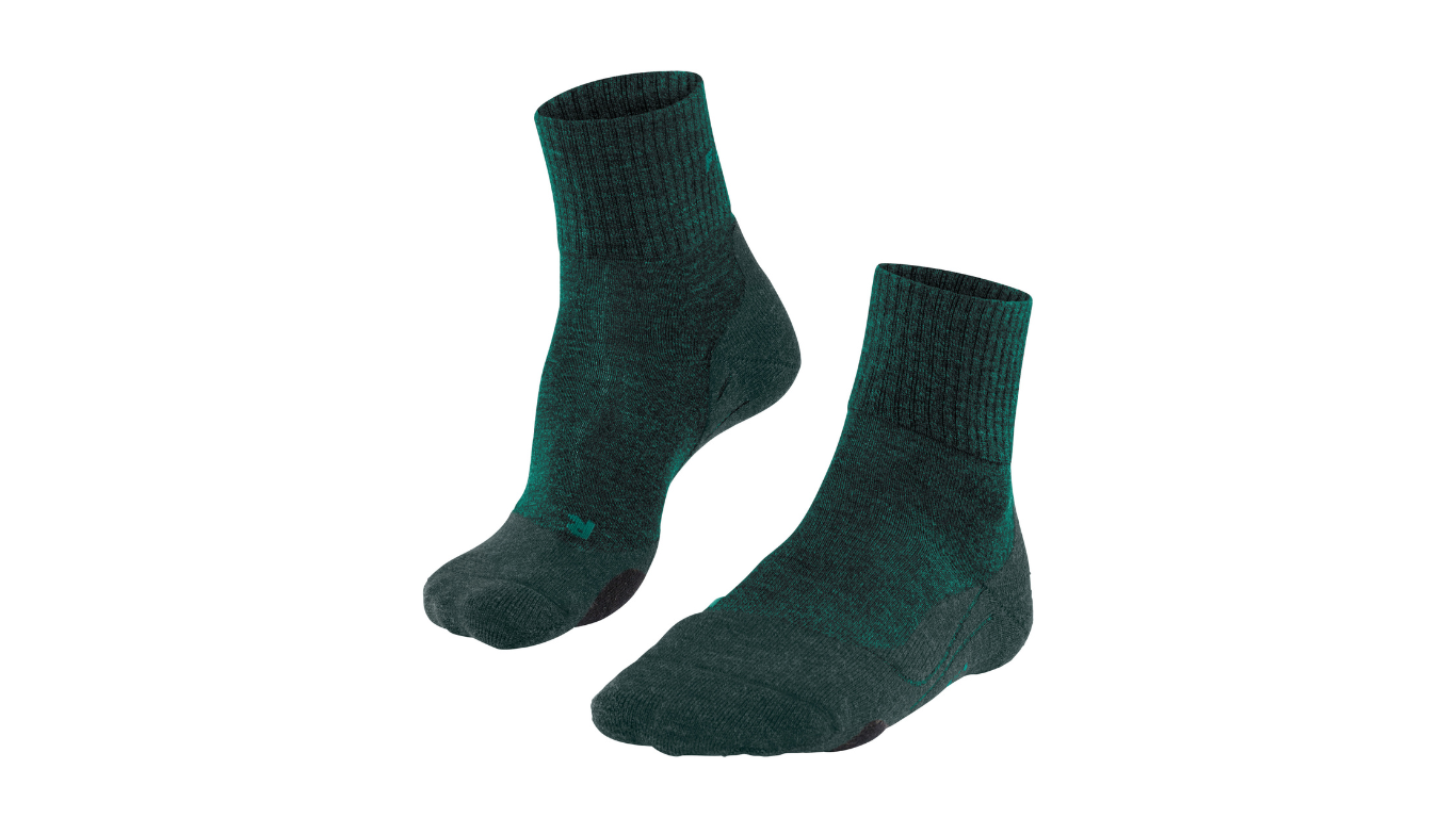 Wandersocken für Erwachsene als Paar mit mittlerem Schaft, schräge Vorderansicht.