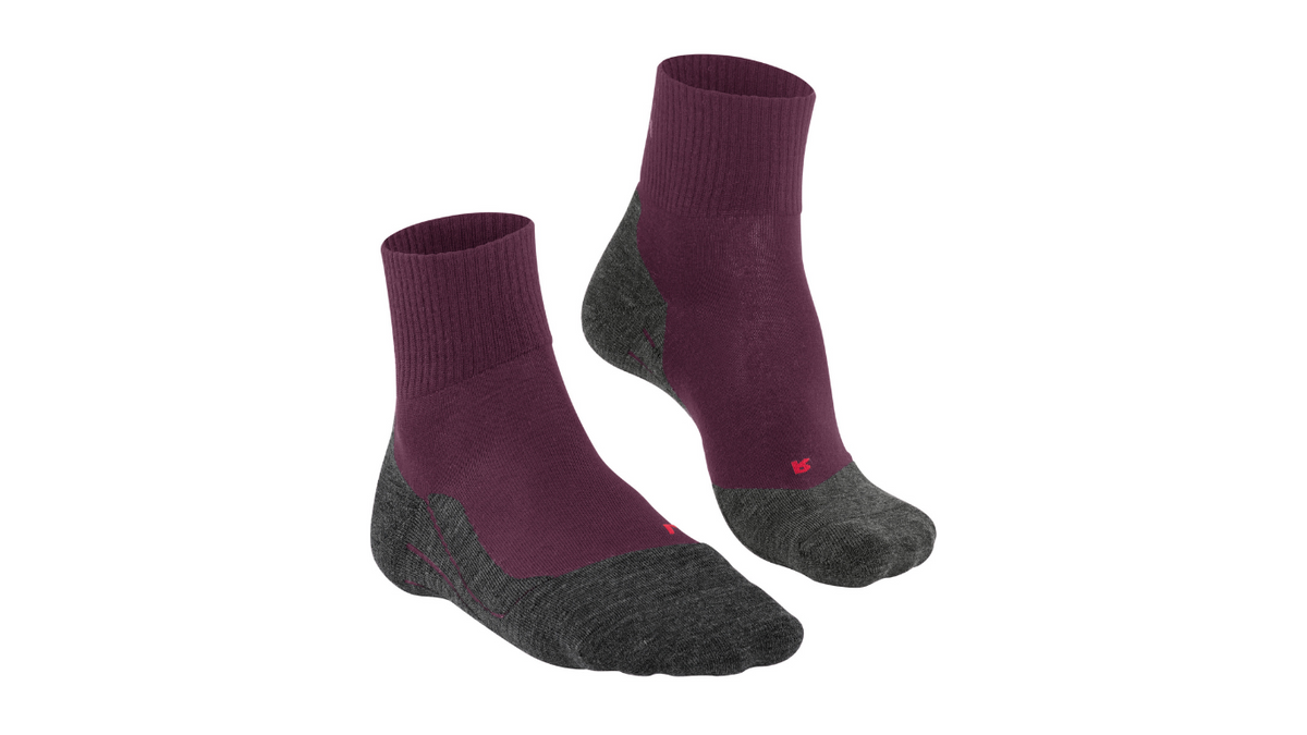 Socke als Paar mit mittelhohem Schaft, geschlossener Zehenpartie und geschlossenem Fersenbereich, schräge Vorderansicht.