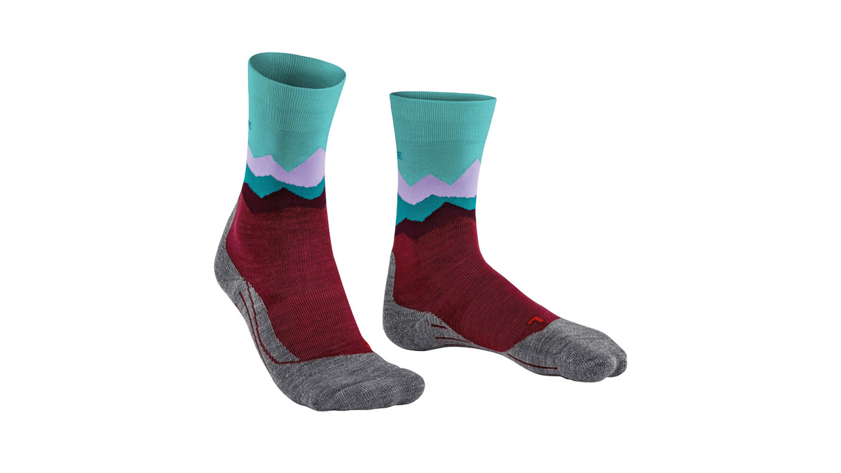 Laufsocke für Erwachsene, Paaransicht, mittelhoher Schaft, anatomische Fußform, verstärkter Zehen- und Fersenbereich, schräge Vorderansicht