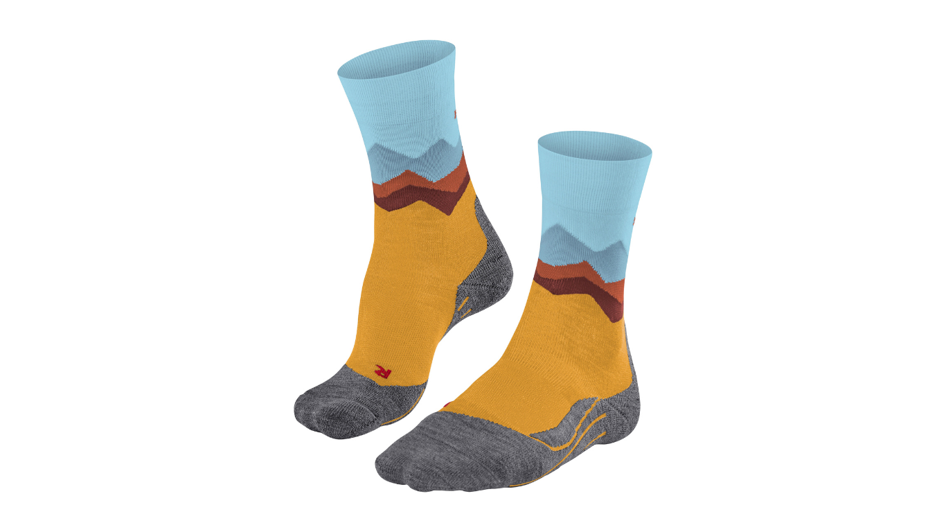 Laufsocke für Erwachsene, Paaransicht, mittelhoher Schaft, anatomische Fußform, schräge Vorderansicht