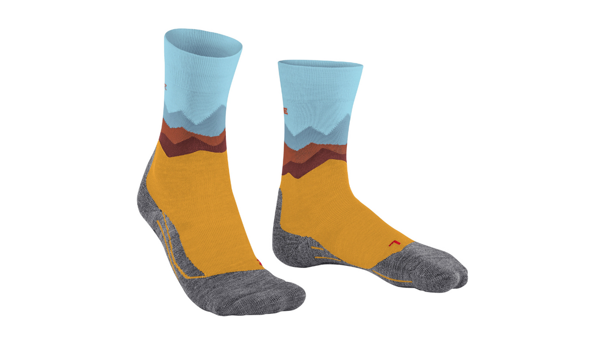 Laufsocke für Erwachsene, Paaransicht, mittelhoher Schaft, anatomische Fußform, schräge Vorderansicht