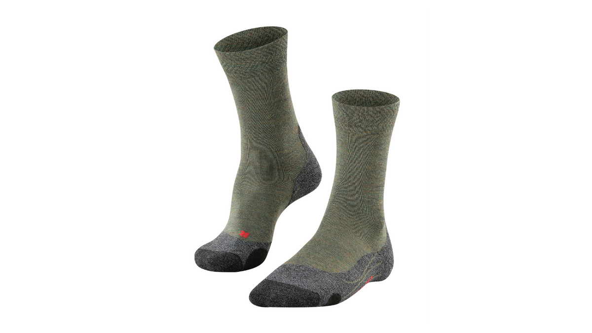 Wandersocken für Erwachsene als Paar mit mittlerem Schaft, schräge Vorderansicht.