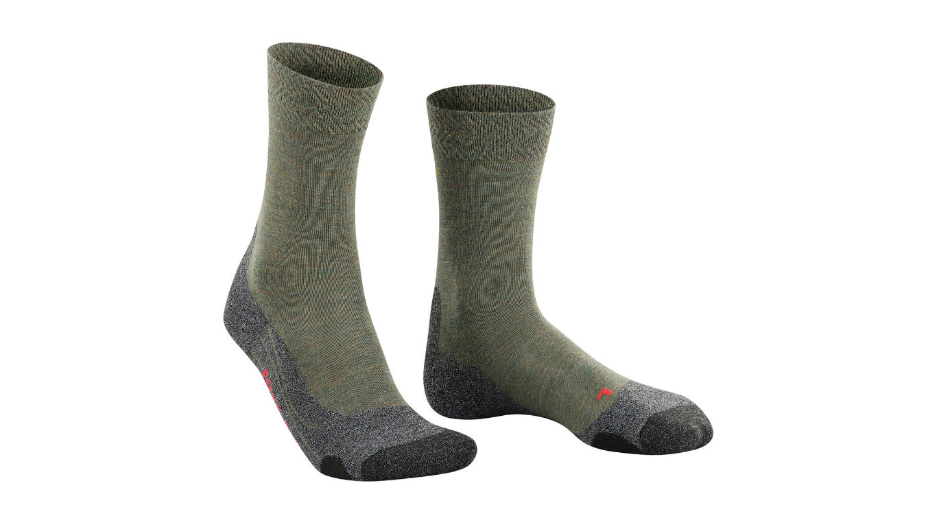 Wandersocken für Erwachsene als Paar mit mittlerem Schaft, schräge Vorderansicht.
