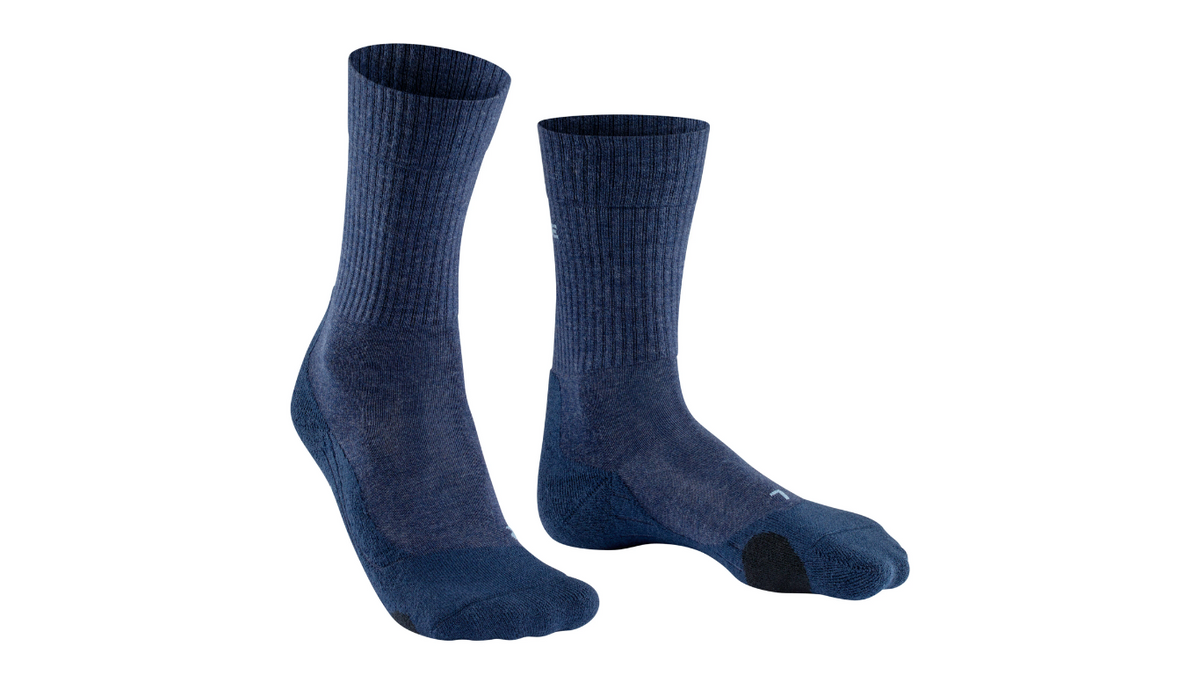 Trekking-Socke für Erwachsene, Paaransicht, mittelhoher Schaft, anatomische Fußform, schräge Vorderansicht