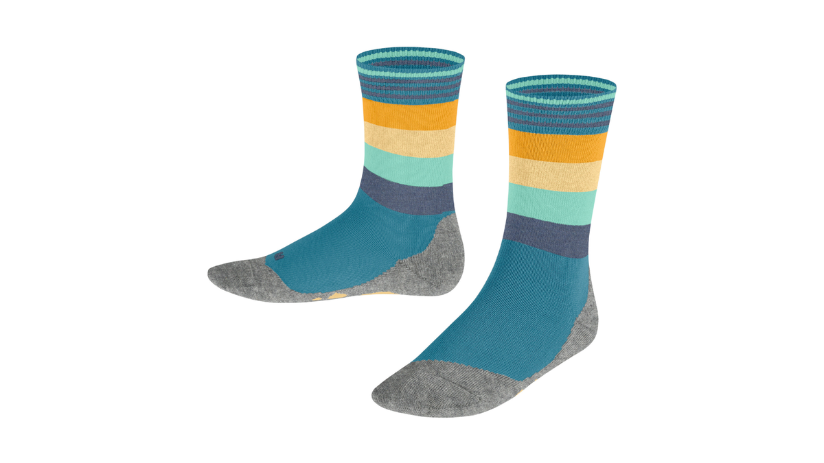 Kindersocken als Paar mit hohem Schaft und Streifenmuster, schräge Vorderansicht.