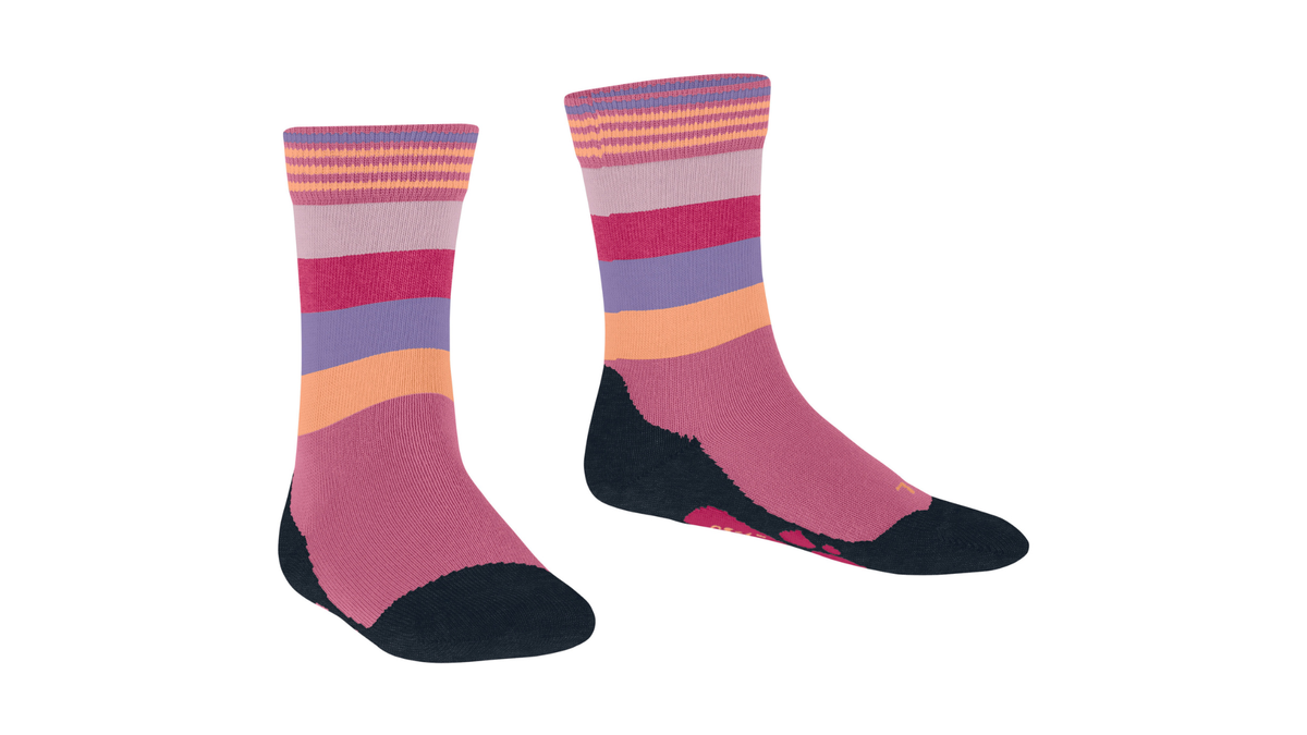 Kindersocken als Paar mit hohem Schaft und Streifenmuster, schräge Vorderansicht.