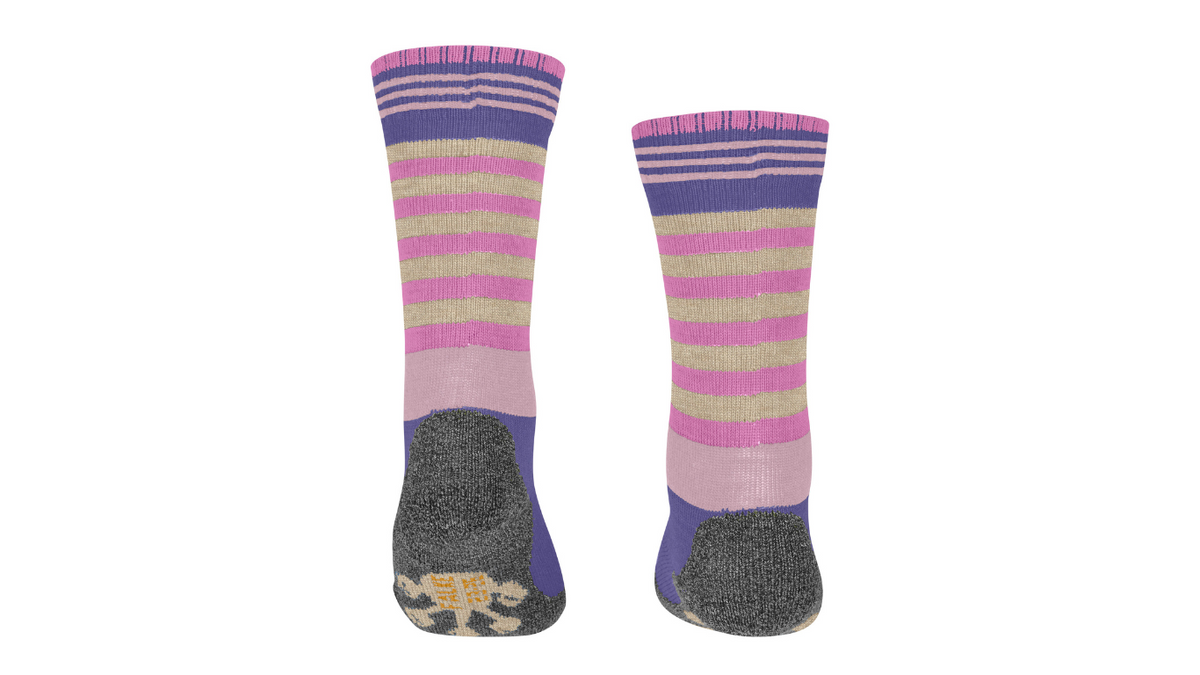 Kindersocken als Paar mit hohem Schaft und Streifenmuster, Rückansicht.