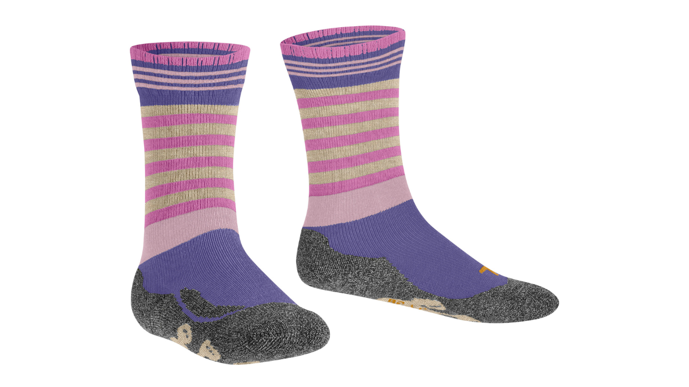 Kindersocken als Paar mit hohem Schaft und Streifenmuster, schräge Vorderansicht.