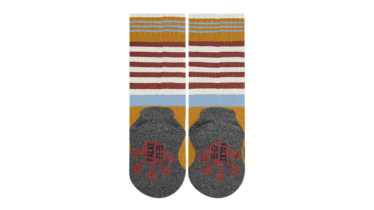 Kindersocken als Paar mit hohem Schaft und Motiv an der Sohle, Ansicht von unten.
