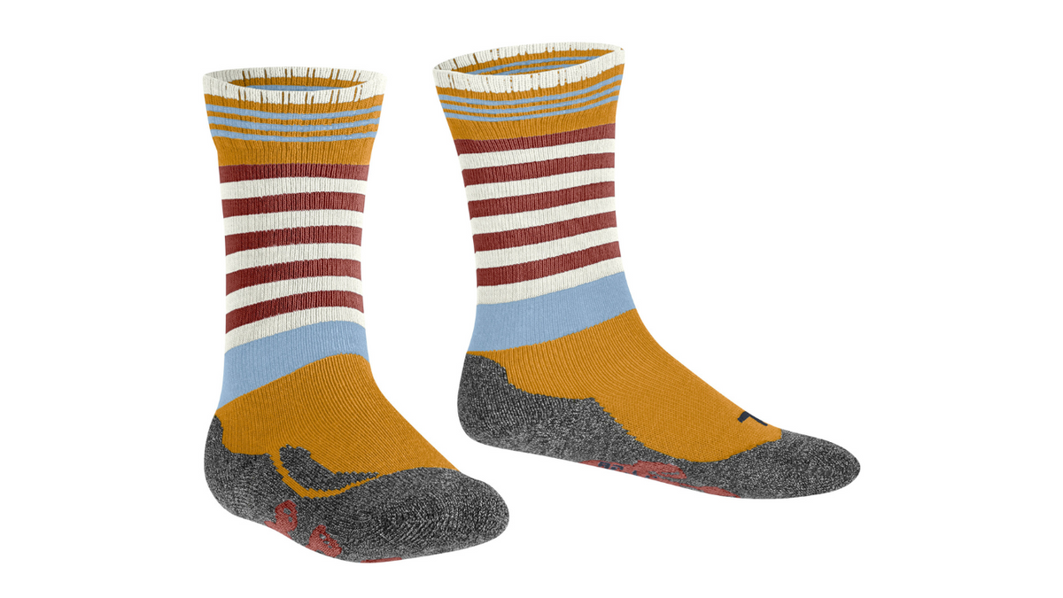 Kindersocken als Paar mit hohem Schaft und Streifenmuster, schräge Vorderansicht.