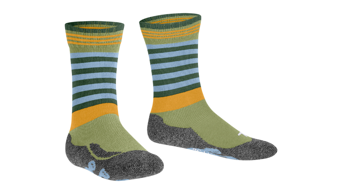 Kindersocken als Paar mit hohem Schaft und Streifenmuster, schräge Vorderansicht.