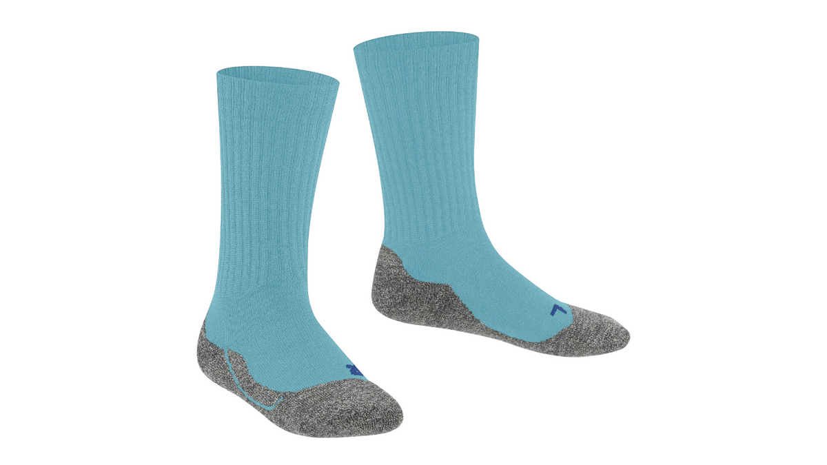 Socke als Paar mit mittelhohem Schaft, geschlossener Zehenpartie und geschlossenem Fersenbereich, schräge Vorderansicht.