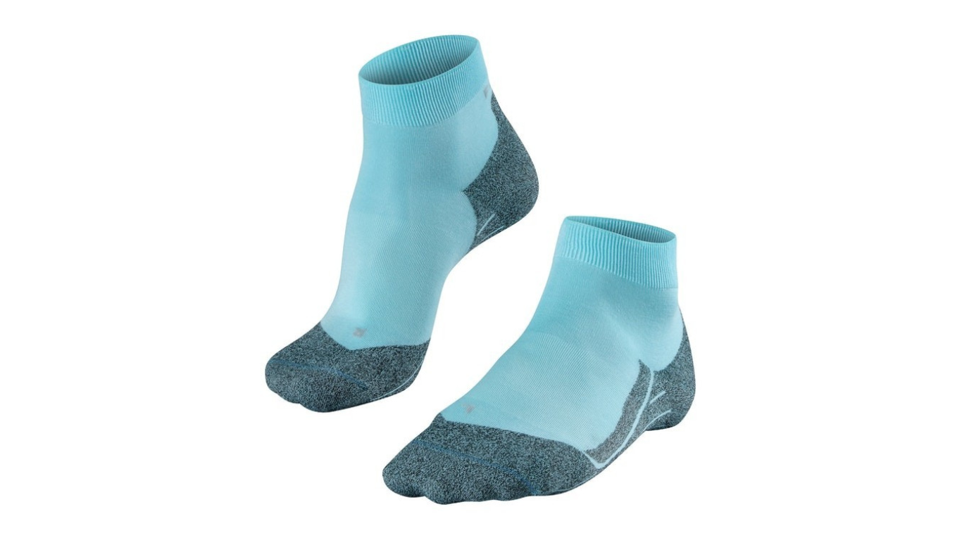 Socke als Paar mit kurzem Schaft, geschlossener Zehenpartie und geschlossenem Fersenbereich, schräge Vorderansicht.