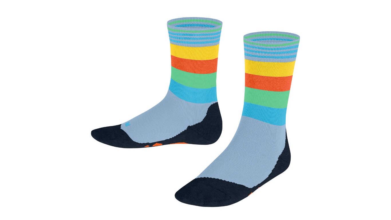 Kindersocken als Paar mit hohem Schaft und Streifenmuster, schräge Vorderansicht.