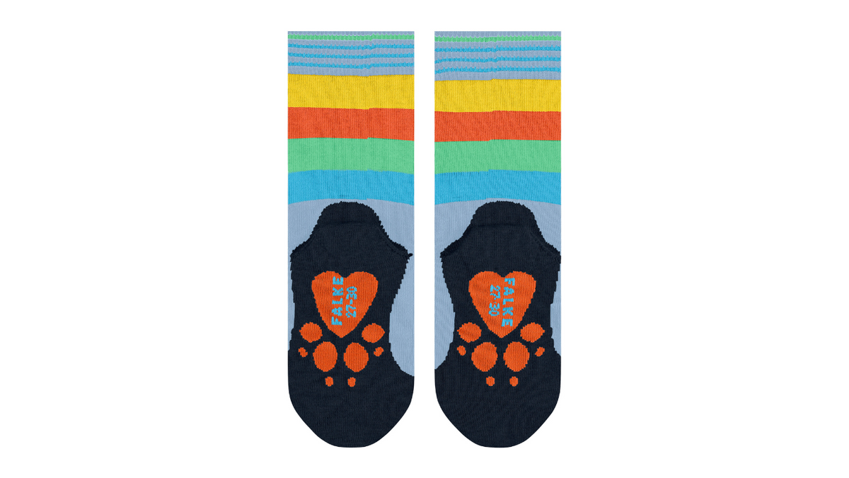 Kindersocken als Paar mit hohem Schaft und Motiv an der Sohle, Ansicht von unten.