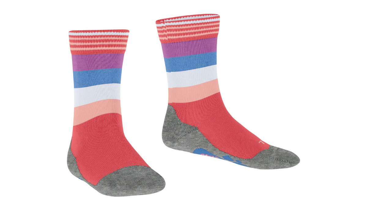 Kindersocken als Paar mit hohem Schaft und Streifenmuster, schräge Vorderansicht.