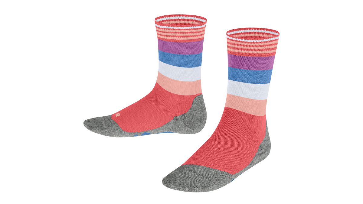 Kindersocken als Paar mit hohem Schaft und Streifenmuster, schräge Vorderansicht.