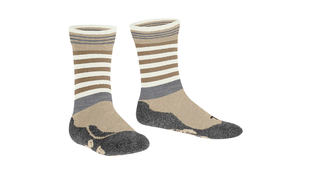 Paar wadenhohe Kindersocken mit Streifenmuster und abgesetztem Fersen- und Zehenbereich, schräge Vorderansicht