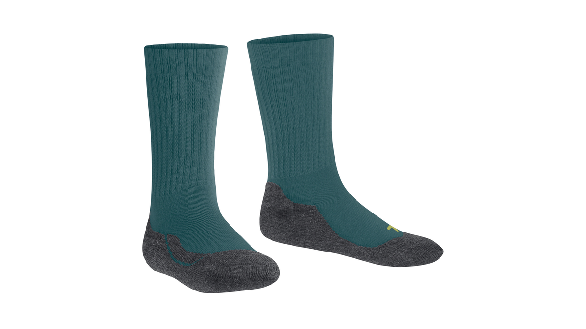 Socke als Paar mit mittelhohem Schaft, geschlossener Zehenpartie und geschlossenem Fersenbereich, schräge Vorderansicht.