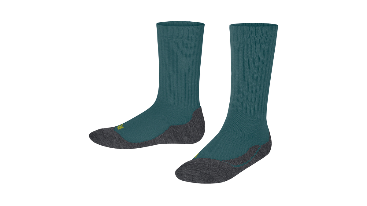 Socke als Paar mit mittelhohem Schaft und geschlossener Zehenpartie, schräge Vorderansicht.