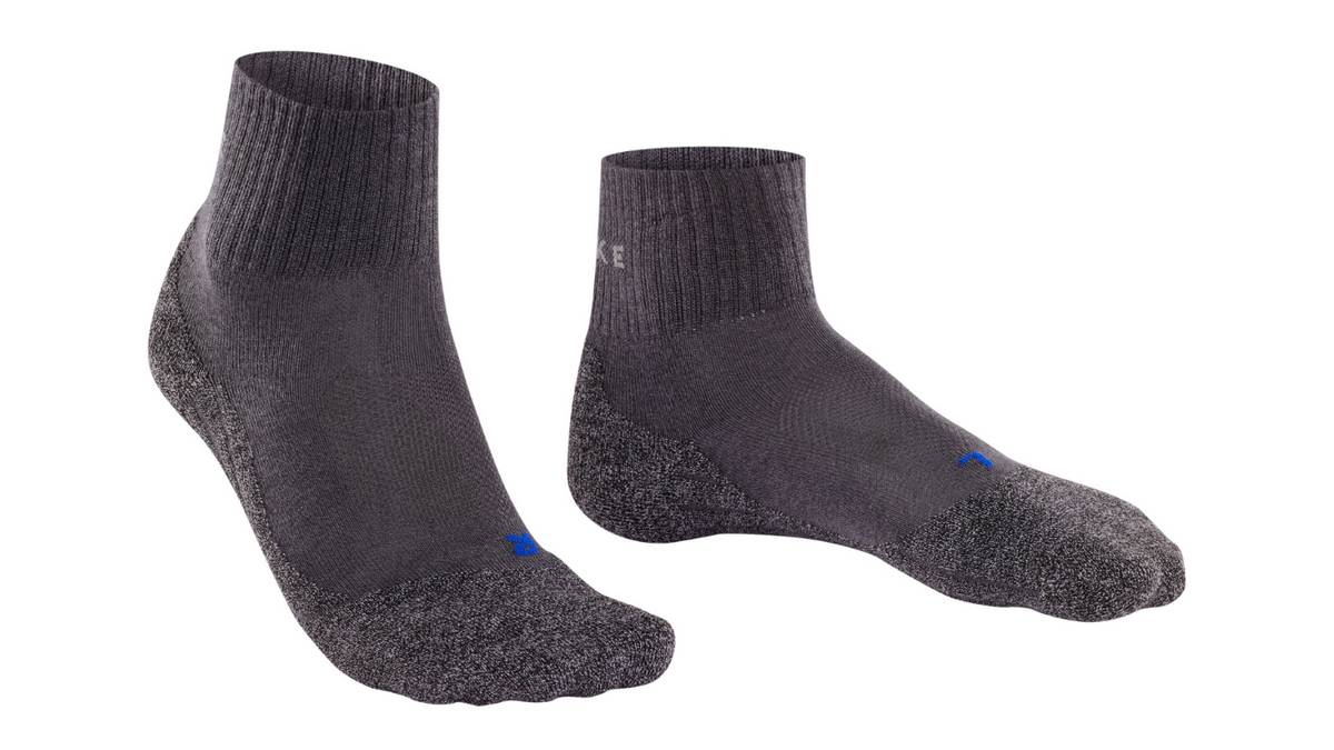 Socke als Paar mit mittelhohem Schaft, geschlossener Zehenpartie und geschlossenem Fersenbereich, schräge Vorderansicht.