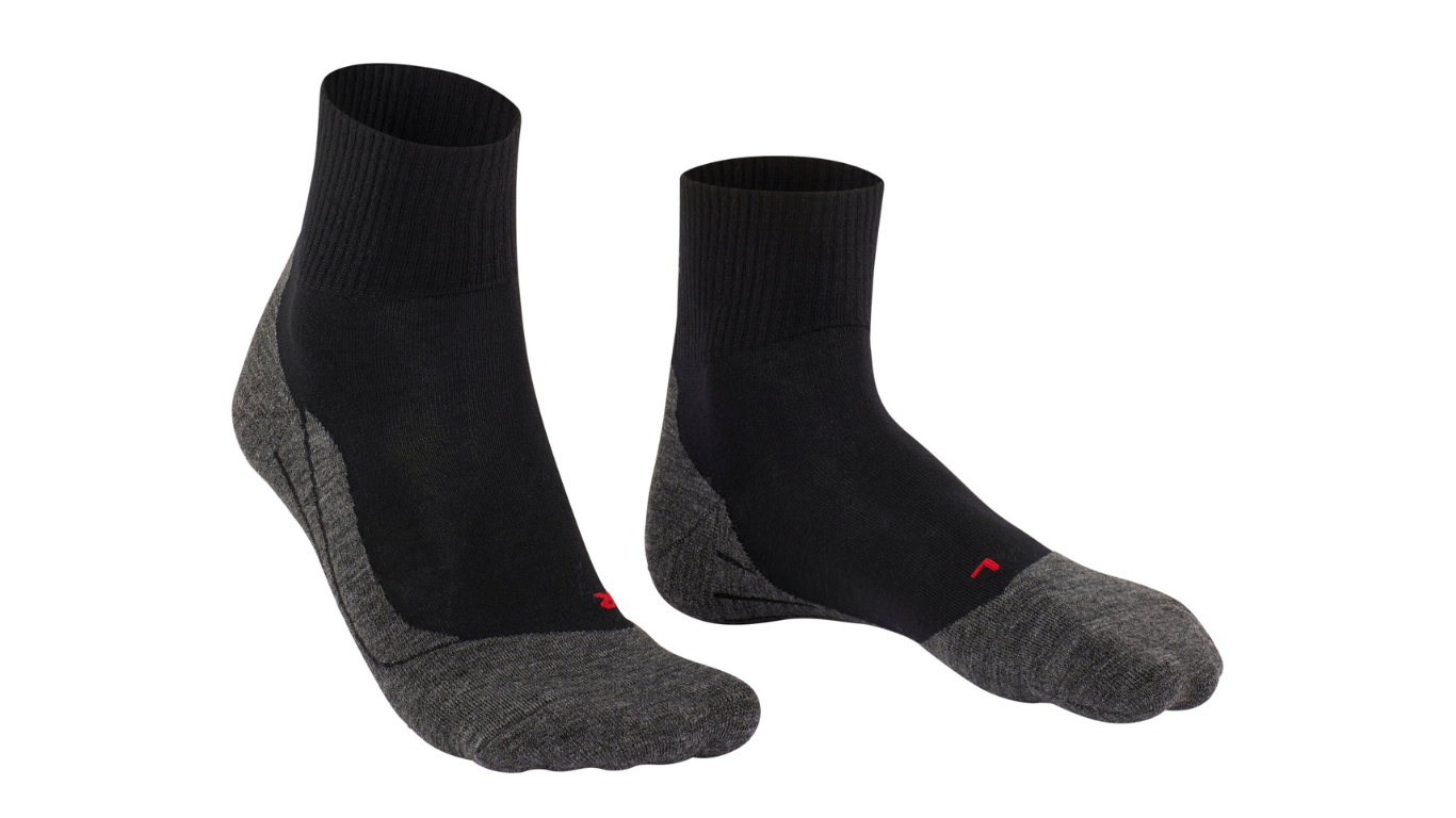 Socke als Paar mit mittelhohem Schaft, geschlossener Zehenpartie und geschlossenem Fersenbereich, schräge Vorderansicht.