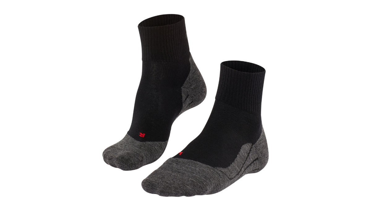 Socke als Paar mit mittelhohem Schaft, geschlossener Zehenpartie und geschlossenem Fersenbereich, schräge Vorderansicht.