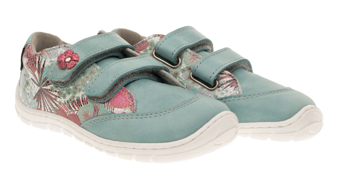 Barfußschuh für Kinder mit zwei Klettverschlüssen, geschlossener Zehenbox und geschlossenem Fersenbereich, flexible Sohle, schräge Vorderansicht