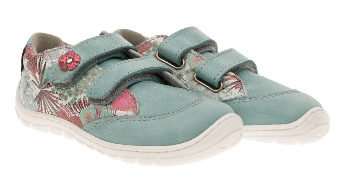 Barfußschuh für Kinder mit zwei Klettverschlüssen, geschlossener Zehenbox und geschlossenem Fersenbereich, flexible Sohle, schräge Vorderansicht