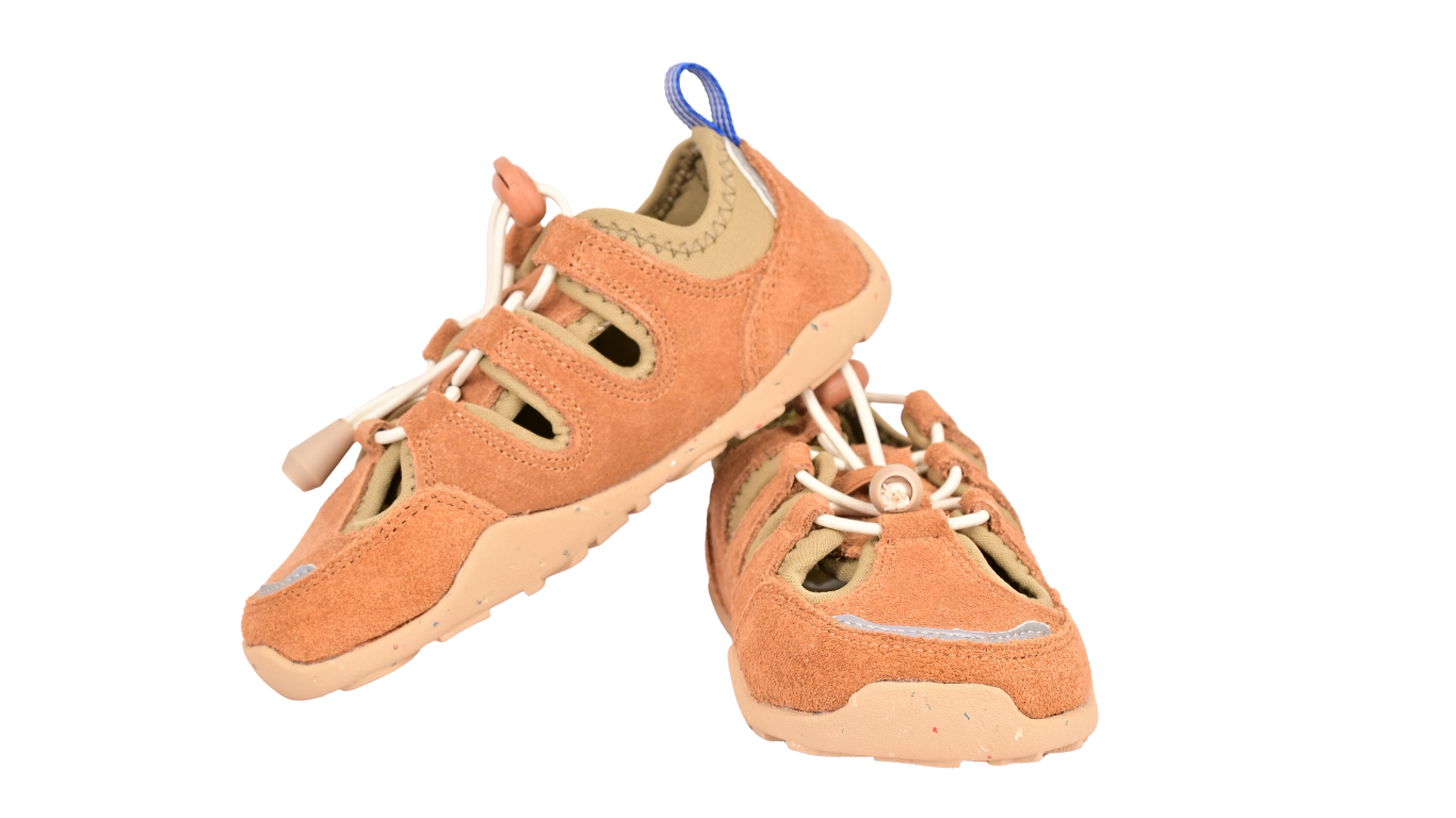 Kinder-Barfußsandale als Paar mit breiter Zehenbox, offenem Zehenbereich, geschlossenem Fersenbereich, Schnürsystem mit Kordel, flexible Sohle, schräge Vorderansicht.