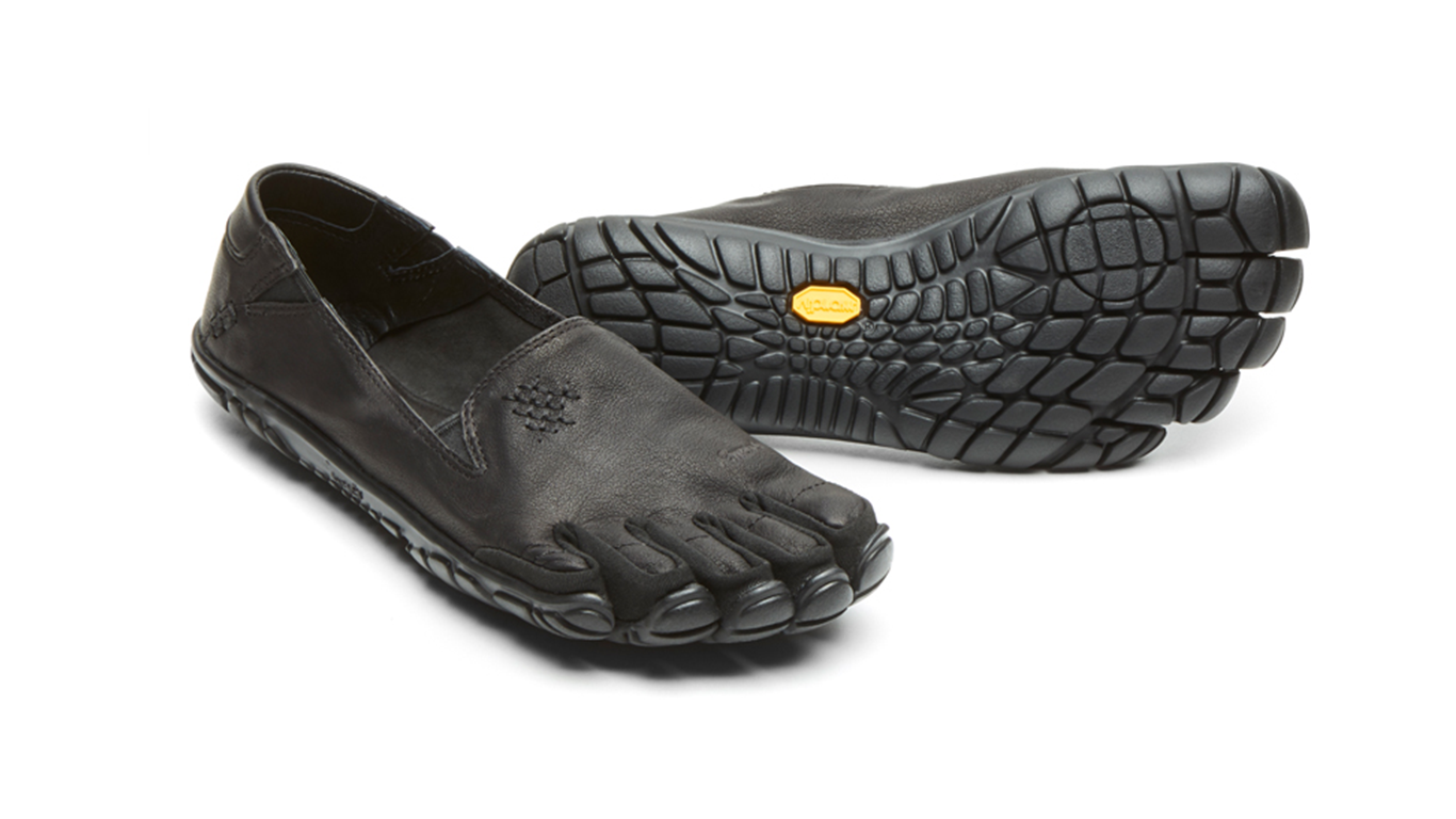 Barfußschuh für Erwachsene ohne Verschluss mit fünf einzelnen Zehenkammern und profilierter Sohle als Paar, schräge Vorderansicht