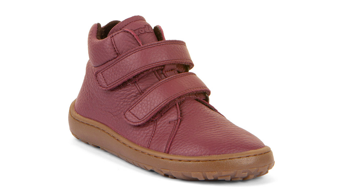 Barfußschuh mit zwei Klettverschlüssen, geschlossene Zehen und geschlossener Fersenbereich, schräge Vorderansicht