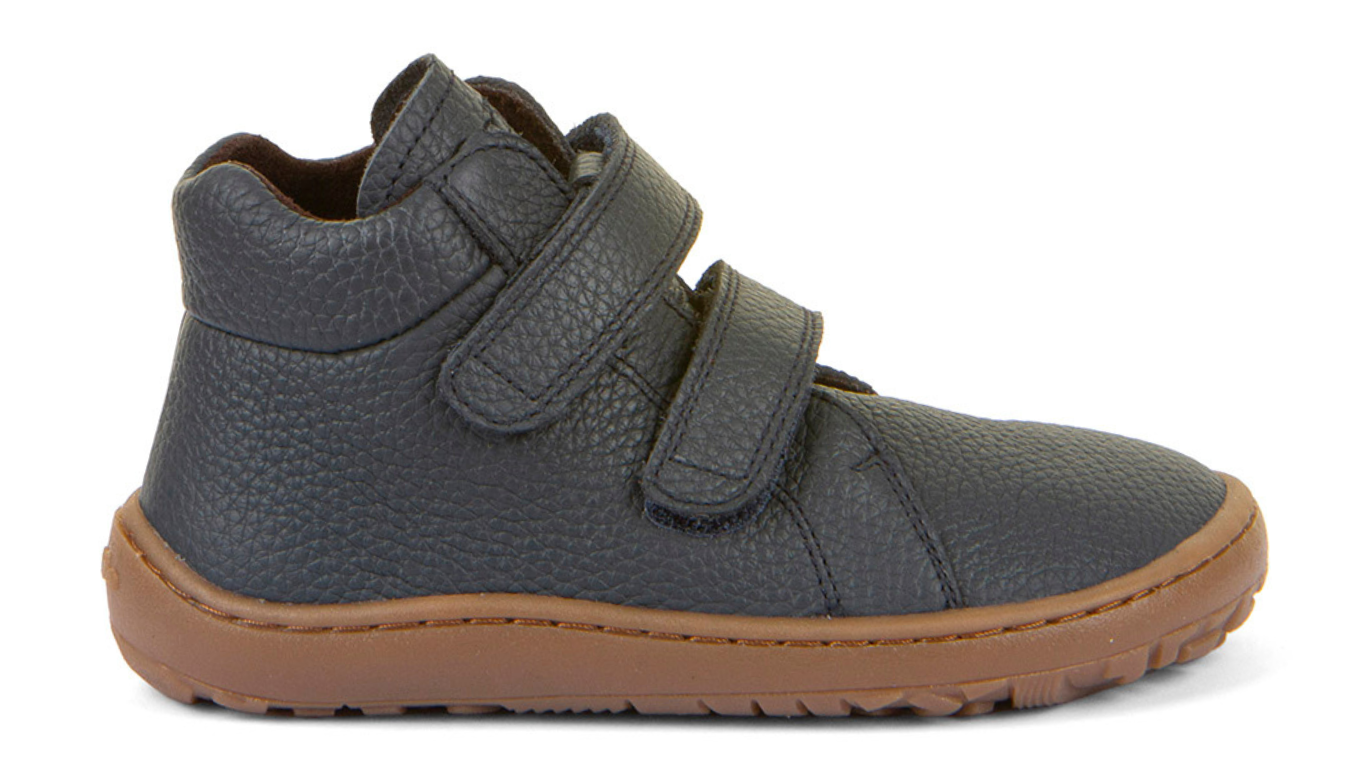 Barfußschuh mit zwei Klettverschlüssen, geschlossene Zehen und geschlossener Fersenbereich, Seitenansicht außen