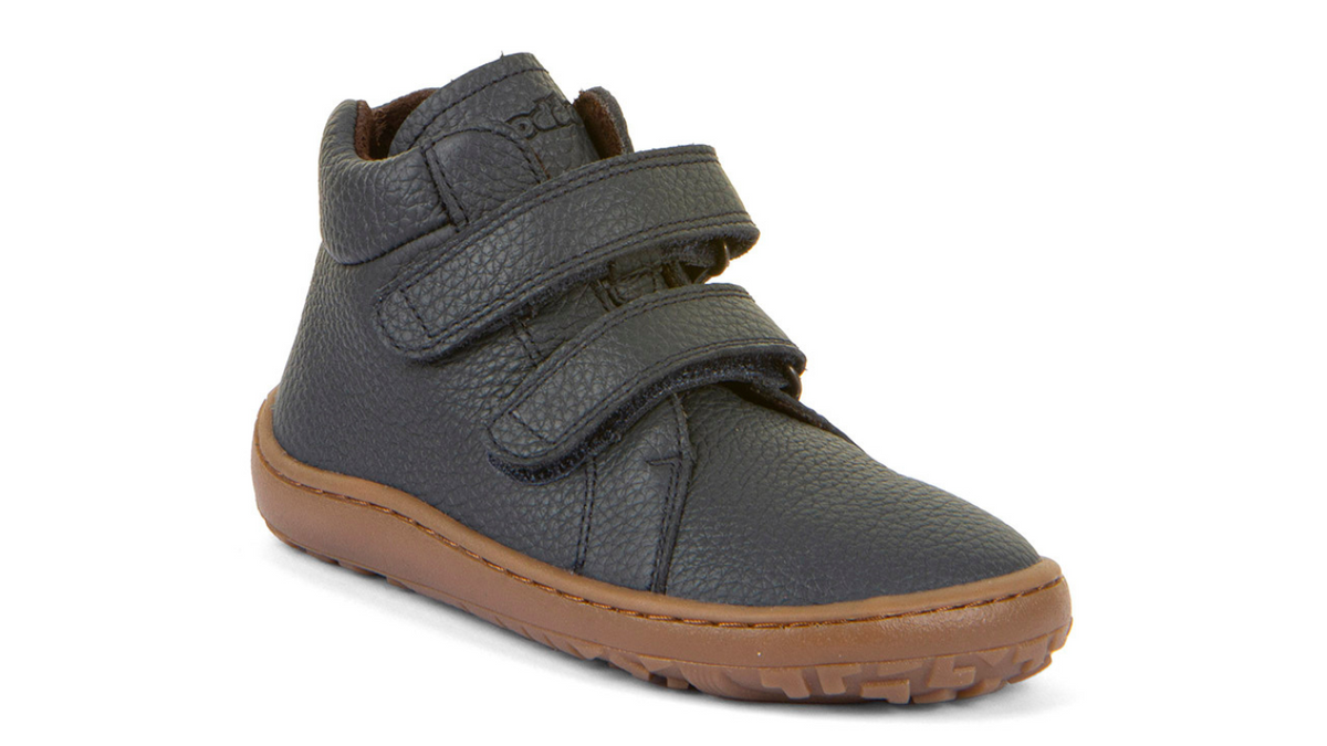 Barfußschuh mit zwei Klettverschlüssen, geschlossene Zehen und geschlossener Fersenbereich, schräge Vorderansicht