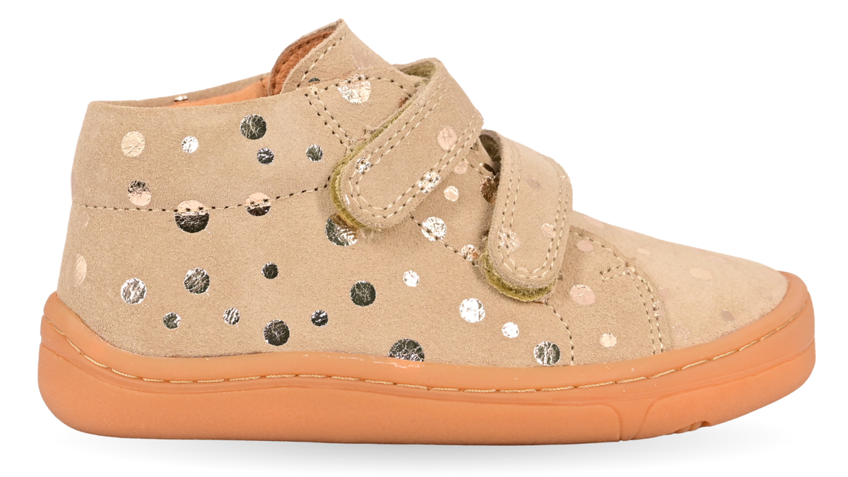 Barfußschuh für Kinder mit zwei Klettverschlüssen, geschlossene Zehen und geschlossener Fersenbereich, Seitenansicht außen, einzelner Schuh