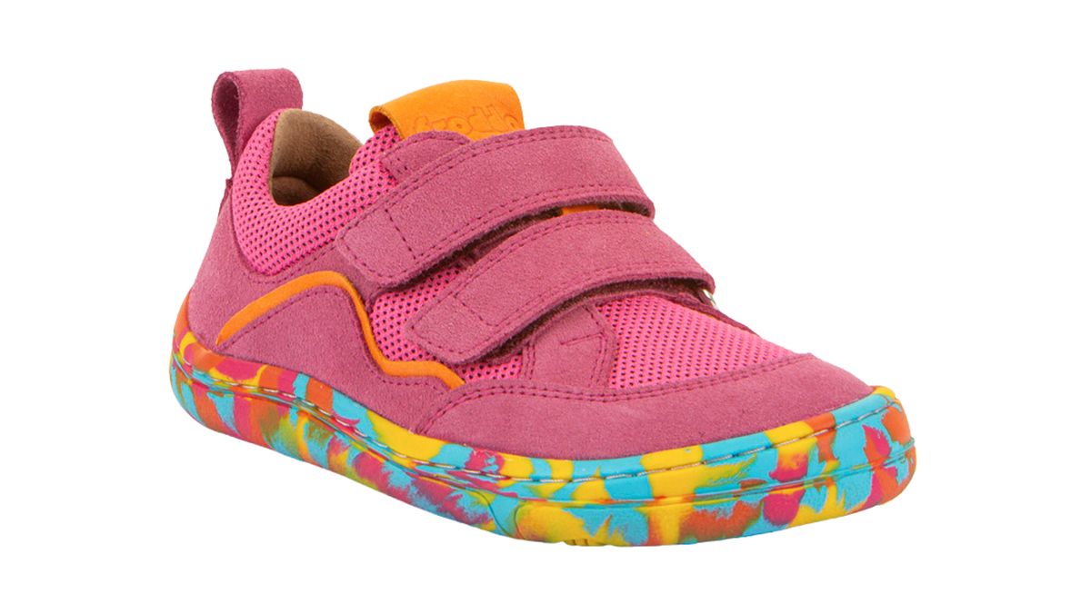 Barfußschuh für Kinder mit zwei Klettverschlüssen, geschlossene Zehen und geschlossener Fersenbereich, schräge Vorderansicht, einzelner Schuh